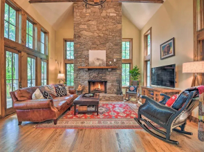 Luxe Lodge Near Smoky Mountains: Views & Hot Tub!
