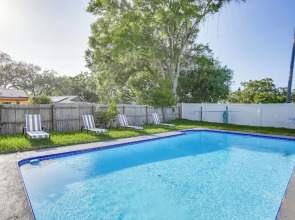 Roomy Largo Home w/ Screened Patio & Private Pool!