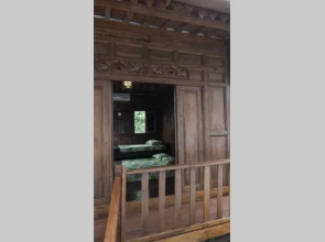 Rumah Kayu Joglo Yudhistira, tepi sungai, 2BR