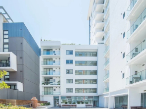 Spacious Central Apartment Walking Distance To Beach