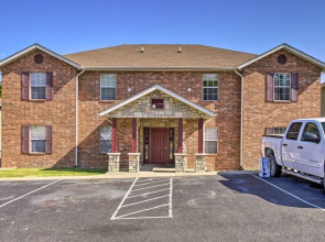 Cozy Condo w/ Pool Access, 5 Mi to Table Rock Lake
