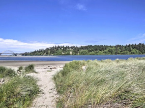 Waldport Townhome w/ Dog Run on Alsea Bay!