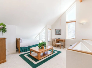 3BR Townhome w/ Mountain View & Balcony