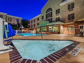 Holiday Inn Express & Suites Eagle Pass by IHG