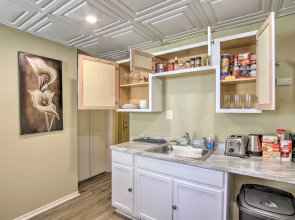 Royal Oak Hideaway: 15 Mi to Downtown Detroit!