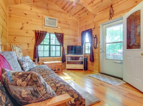 Hendersonville Creekside Cabin: Near Dupont Forest