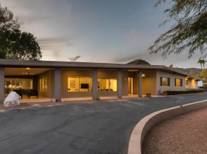 Caspian - Spacious Desert Oasis w Pool, Table Tennis, & Fire Pit