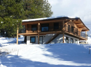Beautiful Log Chalet Near Fernie, BC