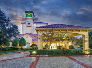 La Quinta Inn & Suites by Wyndham Dallas North Central