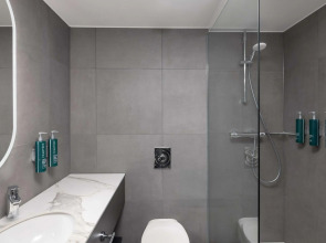 The Point Hotel & Suites