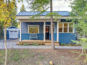 2 Mi to Payette Lake: Charming Cottage w/ Hot Tub!