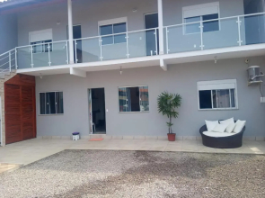Casa nova com piscina próxima a praia e menos de 3km do centro de Ubatuba