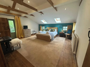 🌿 Quaint Country Cottage With Valley Views, Dog-friendly & Horse-friendly