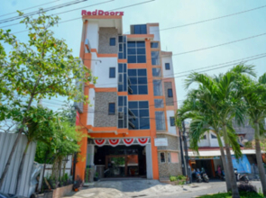RedDoorz Plus near Ciputra Mall Simpang Lima 2