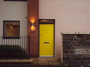 Deluxe Apartment near Cabot Circus w Parking sleeps 5