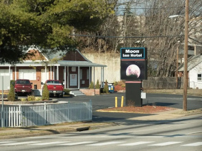 Moon Inn