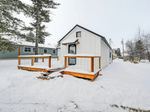 1 Mi to Main Street Polson: Updated Home w/ Deck!