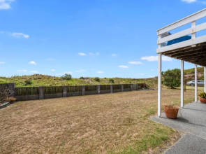 Oceanside Bach - Mount Maunganui Holiday Home