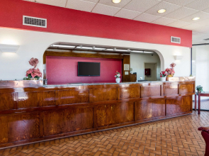 Econo Lodge Inn & Suites Conference Center