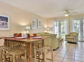 Breezy Bungalow by Avantstay Close 2 Zachary Taylor State Park w/ Shared Pool Month-long Stays