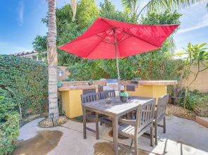 Hot Tub, Bar & Outdoor Kitchen: Chic Indio Retreat
