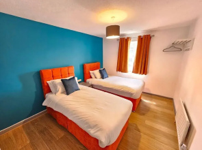 Amazing 4BR Near Hospital, Free Parking, Sleeps 10