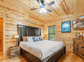 Foxes' Den Cabin with Private Hot Tub and Arcade Game by RedAwning