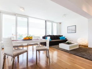 Hoplite 2BR apartment near centre