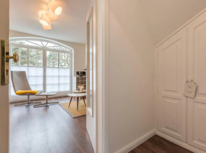 Morderne 3-Zimmerwohnung in einer Hausscheibe unter Reet