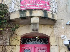 1500 Little Pink House in Kalkara Creek