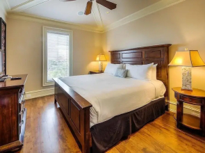 Gigglin Marlin 7 Bedroom Holiday Home by Five Star Properties