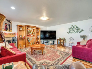 1 Mi to Moses Lake: Home w/ Private Yard & Hot Tub
