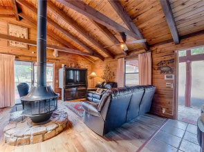 Lincoln Log Cabin - Three Bedroom Cabin with Hot Tub