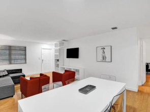 Biscayne deluxe unit 2br2bath free parking garden and BBQ