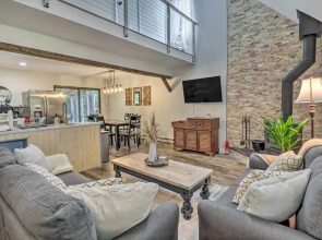 Charming Emerald Lakes Cottage w/ Hot Tub!