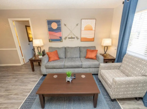 OU Boomer, Pool & Gym, BBQ, Netflix, 100mb Internet, Washer & Dryer