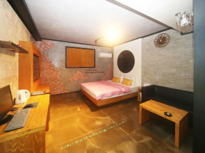 Q-Box Motel