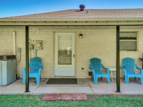 Granbury Cottage, Steps to Lake & Dock!