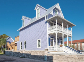 Chic Suite In Beautifully Updated Victorian 2 Bedroom Home