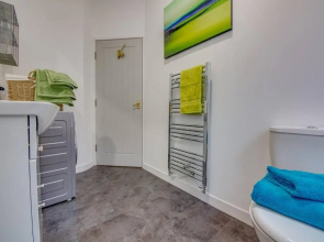 Lovely, Central, 1 Bed Apartment (Sleeps 4) with Free Parking