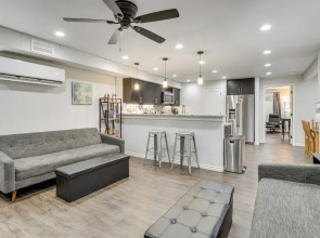3 Mi to Dtwn Austin! Sleek Apt w/ Private Patio