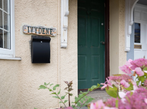 Ivydene - Beautiful Cottage Stone Throw From Beach Wonderful Sea Views