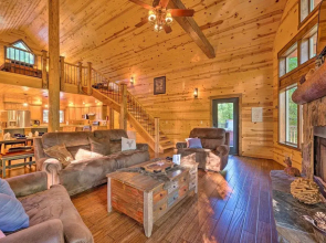 Creekside Broken Bow Cabin w/ Hot Tub & Fire Pit!