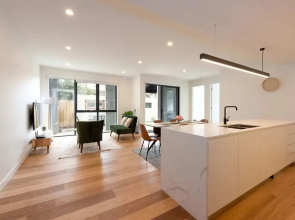 Modern 3 Bedroom Getaway Next to Chadstone