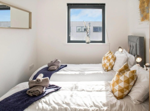 Contractor Apartment & Private Parking & Central Stevenage by Comfy Workers