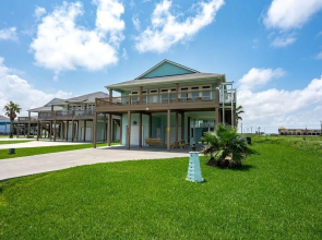 Tipsy Turtle 3 Bedroom Home by RedAwning