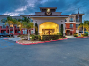Holiday Inn Express Hotel & Suites Lake Elsinore