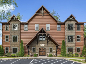 The Big Oak Lodge 16 Bedroom Home by Redawning
