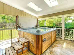 Steps to Clear Lake: Hot Tub Haven in Norcal!