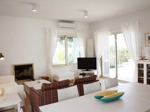 Carob Tree Villa in Latsi